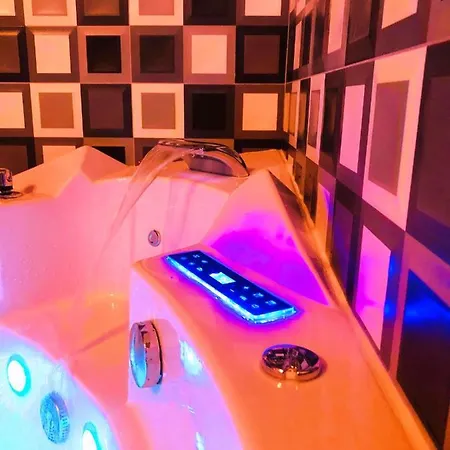 Underground Jacuzzi Rooms Krakow Exterior photo